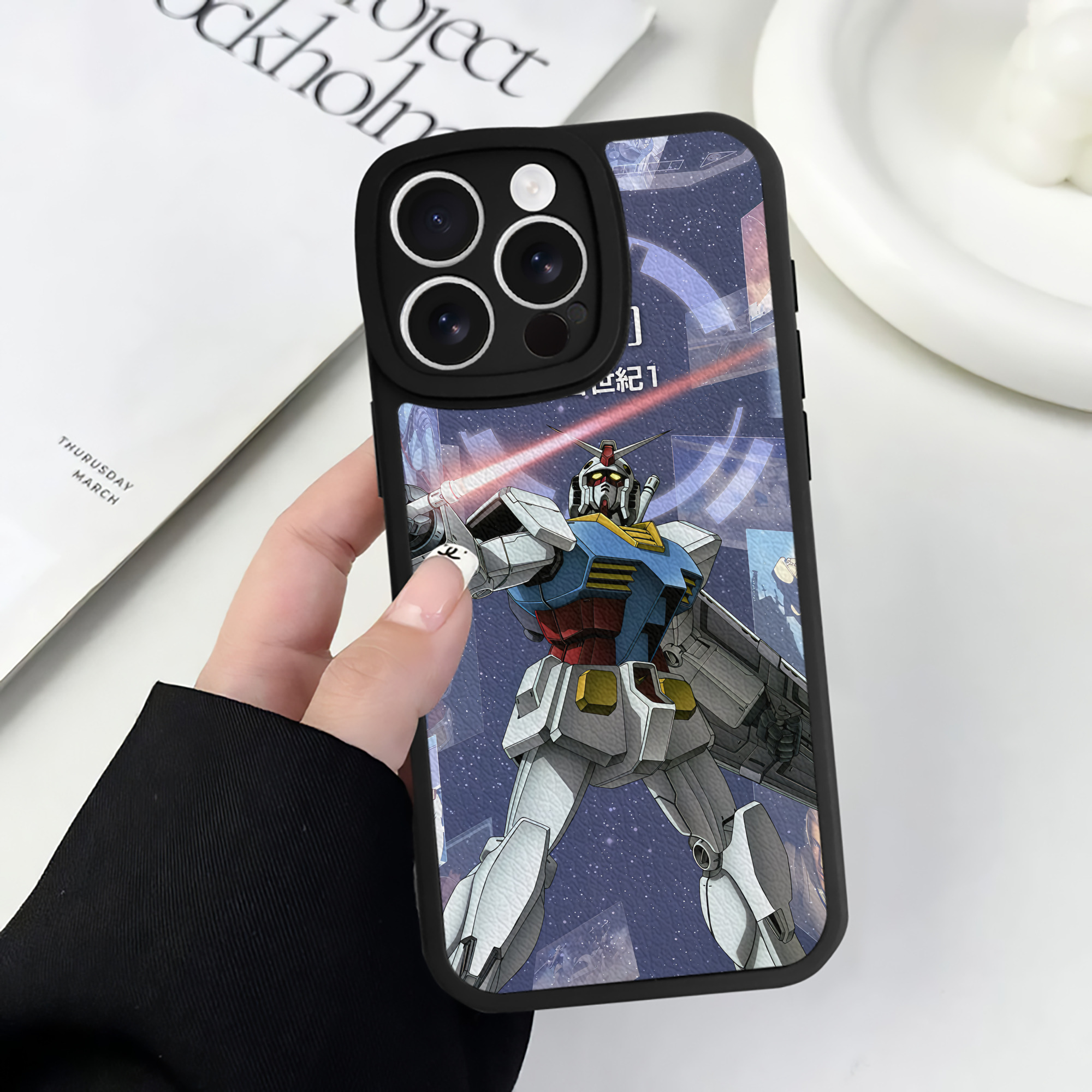 （画像用） 機動戦士ガンダム Mobile Suit Gundam 【iPhone 16シリーズ対応】シリコンスマホケース（レザー調） 材質：シリコン